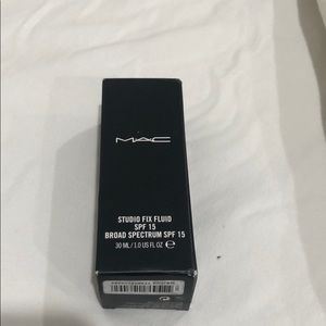 MAC Studio Fix Fluid SPF 15 Foundation in NC25